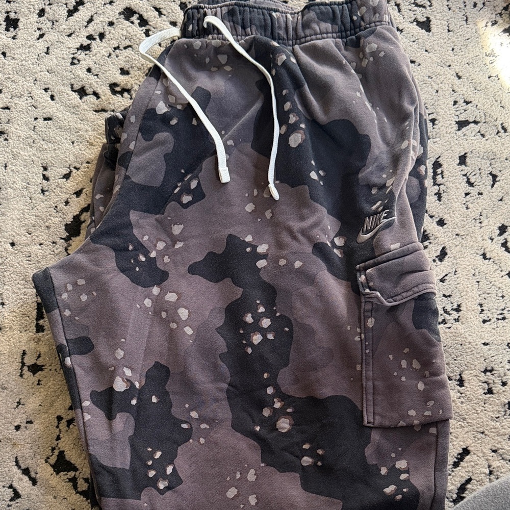 Nike Men's Gray and Black Camo Joggers